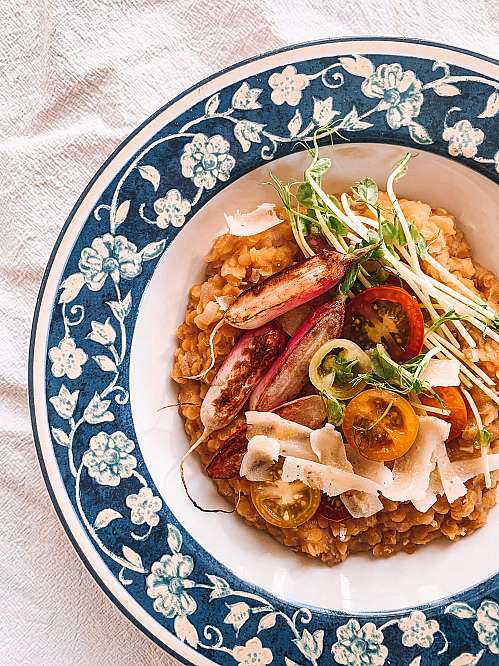 Linsotto med stegte radiser