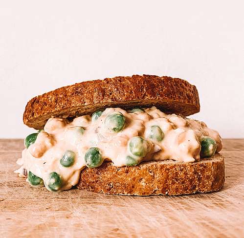 Kikærtesalat med grønne ærter