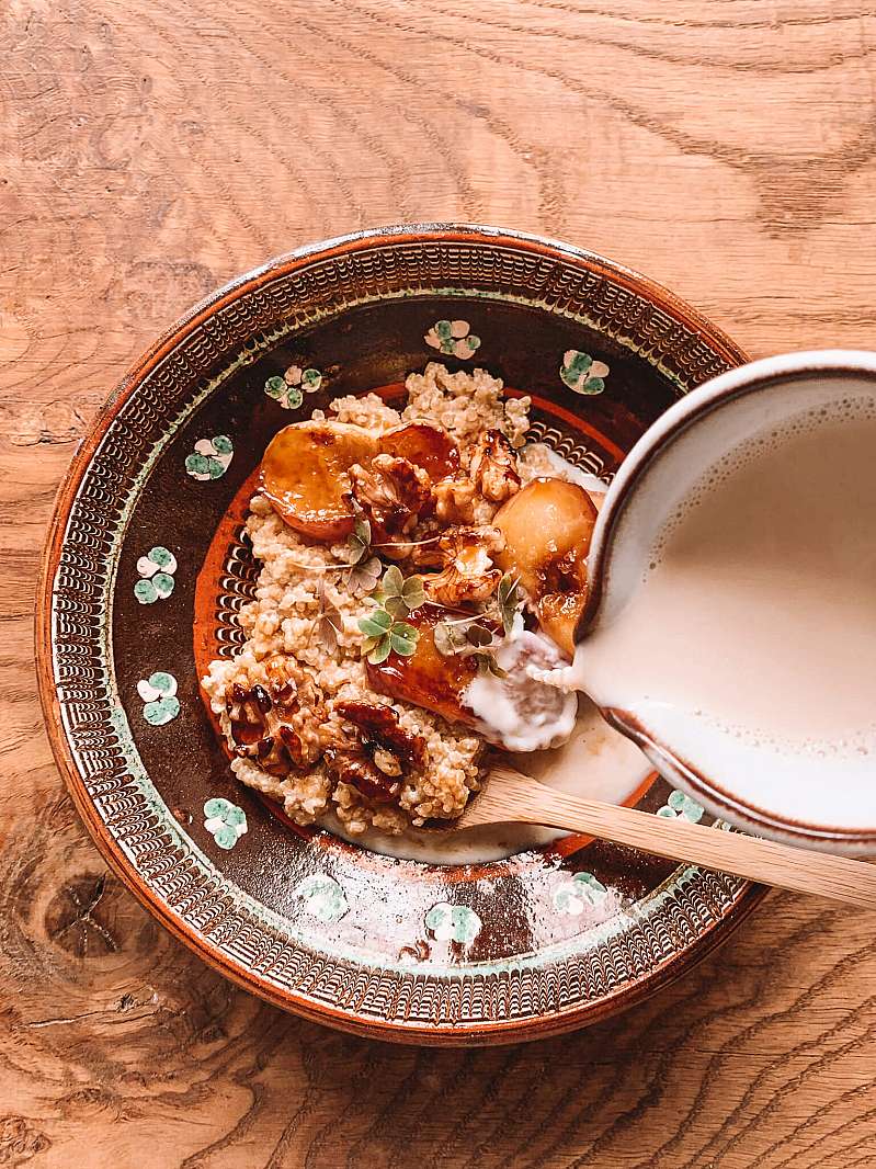 Quinoagrød med karamelliserede ferskner og valnødder