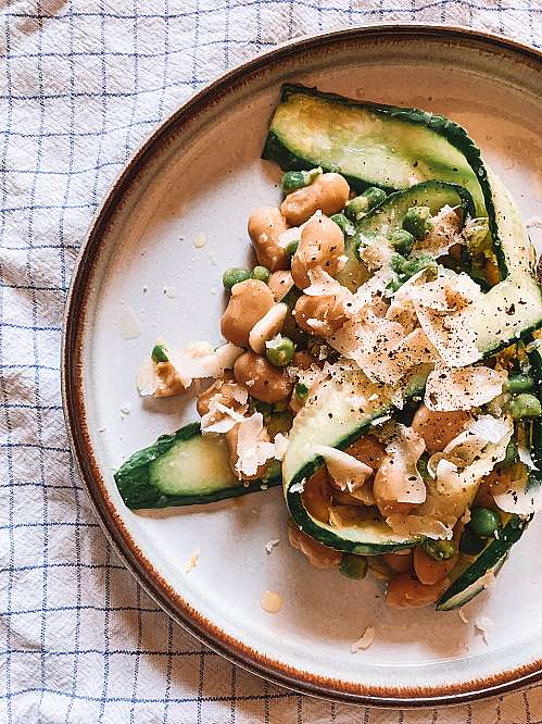 Sommerragout med bønner og planteparmesan