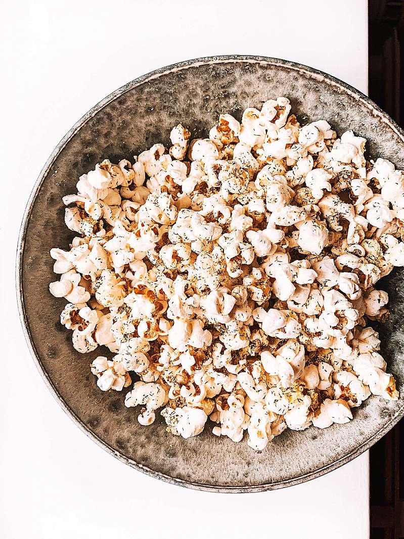Popcorn med sourcream og dild