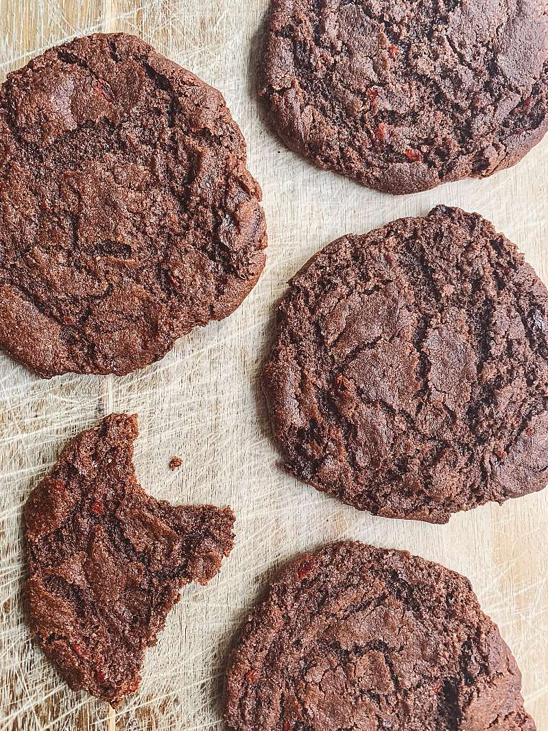 Cookies med chokolade og tørrede kirsebær