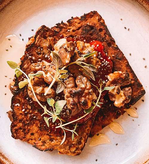 Stegt bananbrød med valnødder